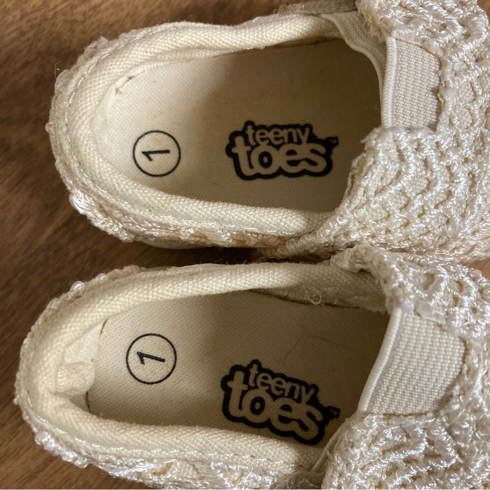 5/$15 Teeny Toes Cream Lace Baby Shoes 1 (BUNDLE ONLY) - Picture 2 of 6